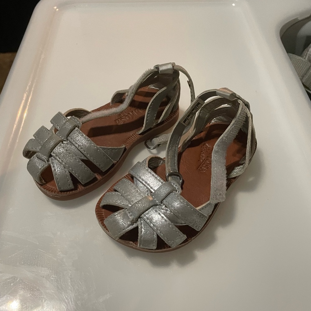 Super cute sandals size 5 Oshkosh B’gosh